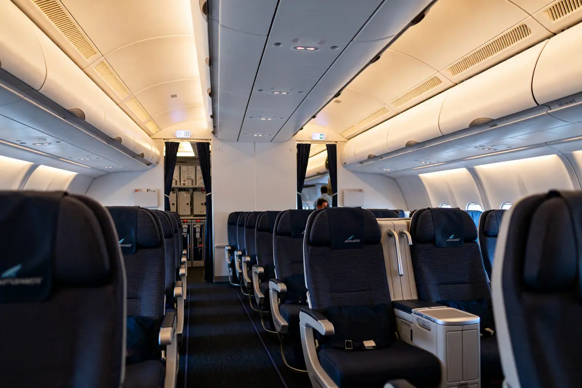 Cabine spacieuse de l'Airbus A350 intérieur avec sièges confortables en classe économique