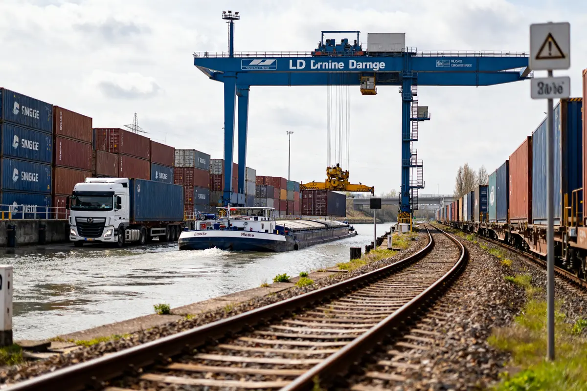 Bateaux et trains transportant des marchandises au terminal conteneur de Lille-Dourges