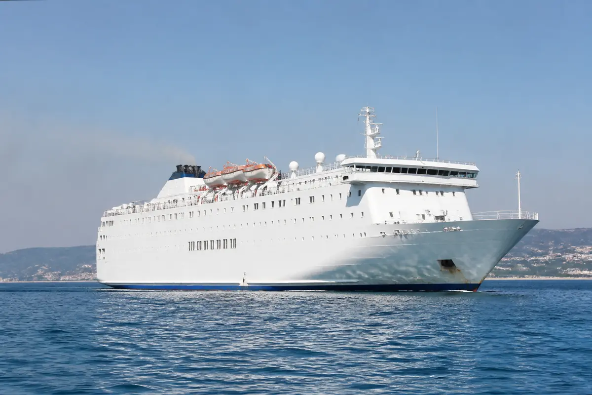 Paquebot blanc naviguant en mer bleu sous ciel clair près du port d'El Djazaïr 2