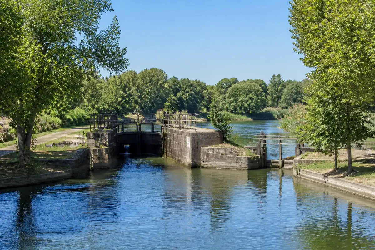 Écluse entourée de verdure sur le canal entre le Rhône et Sète