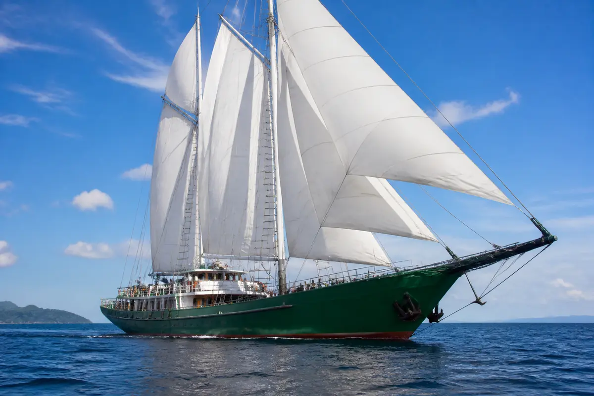 Grand voilier de transport cargo à voile naviguant sur l'océan sous un ciel bleu