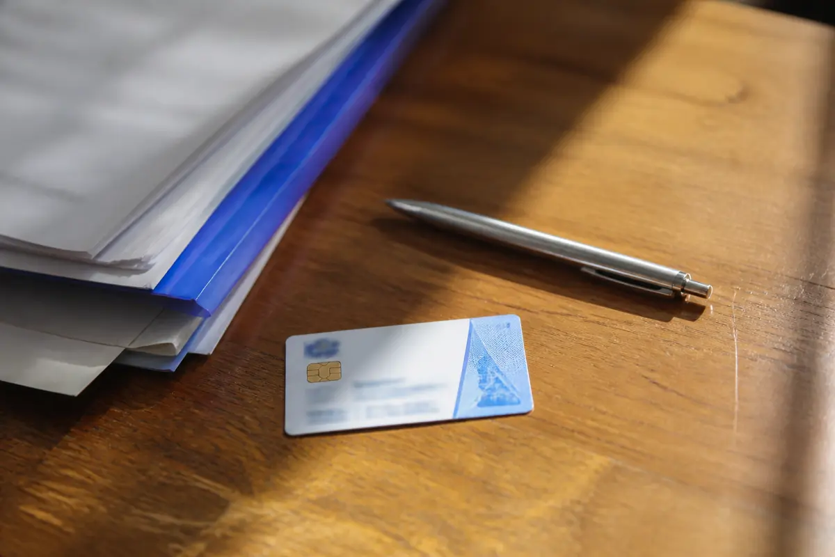 Carte chronotachygraphe posée sur un bureau avec des documents et un stylo
