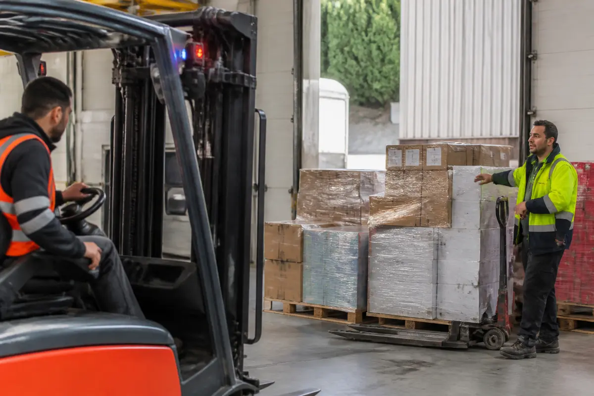 Employé logistique : fiche métier, missions et salaire