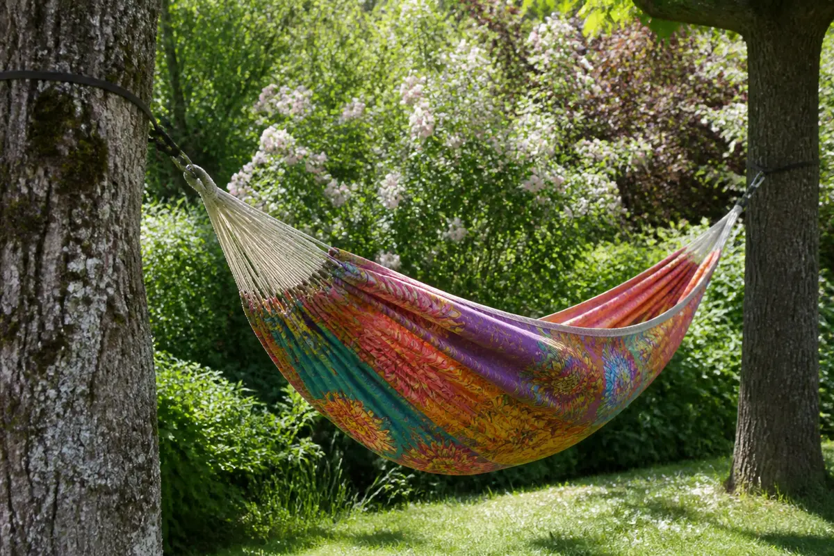 Hamac coloré suspendu entre deux arbres, exemple parfait d'un objet en suspension naturelle