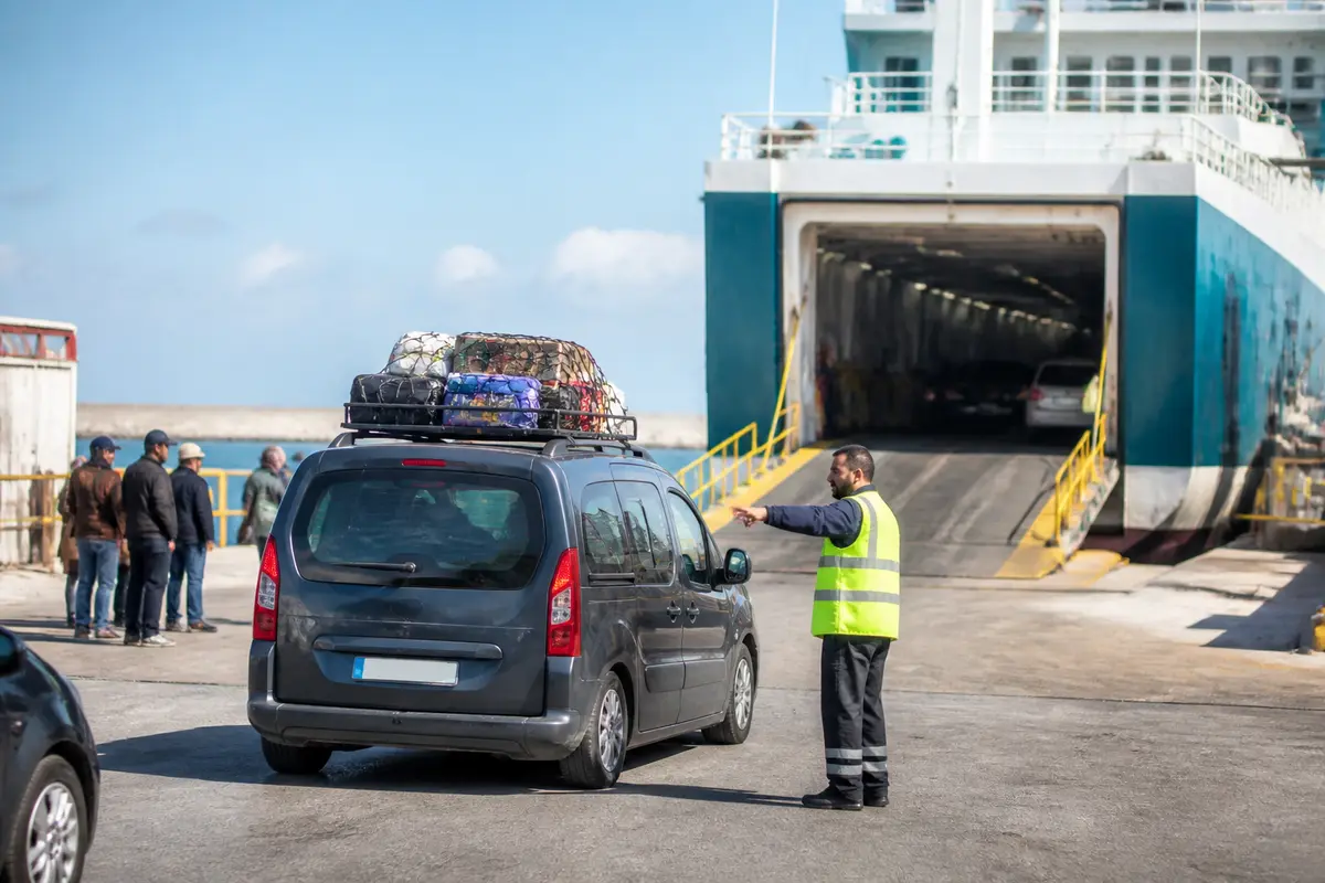 Voiture chargée accédant au ferry pour l'opération traversée du détroit en toute sécurité