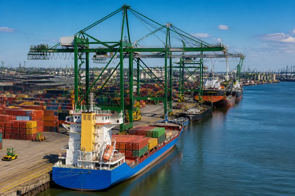 Grues déplaçant des conteneurs sur navires de marchandises dans les ports d'Anvers.