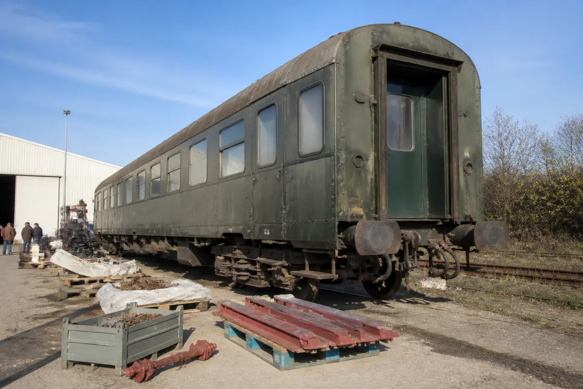 Wagon SNCF à réformer exposé pour la vente dans une ancienne gare désaffectée